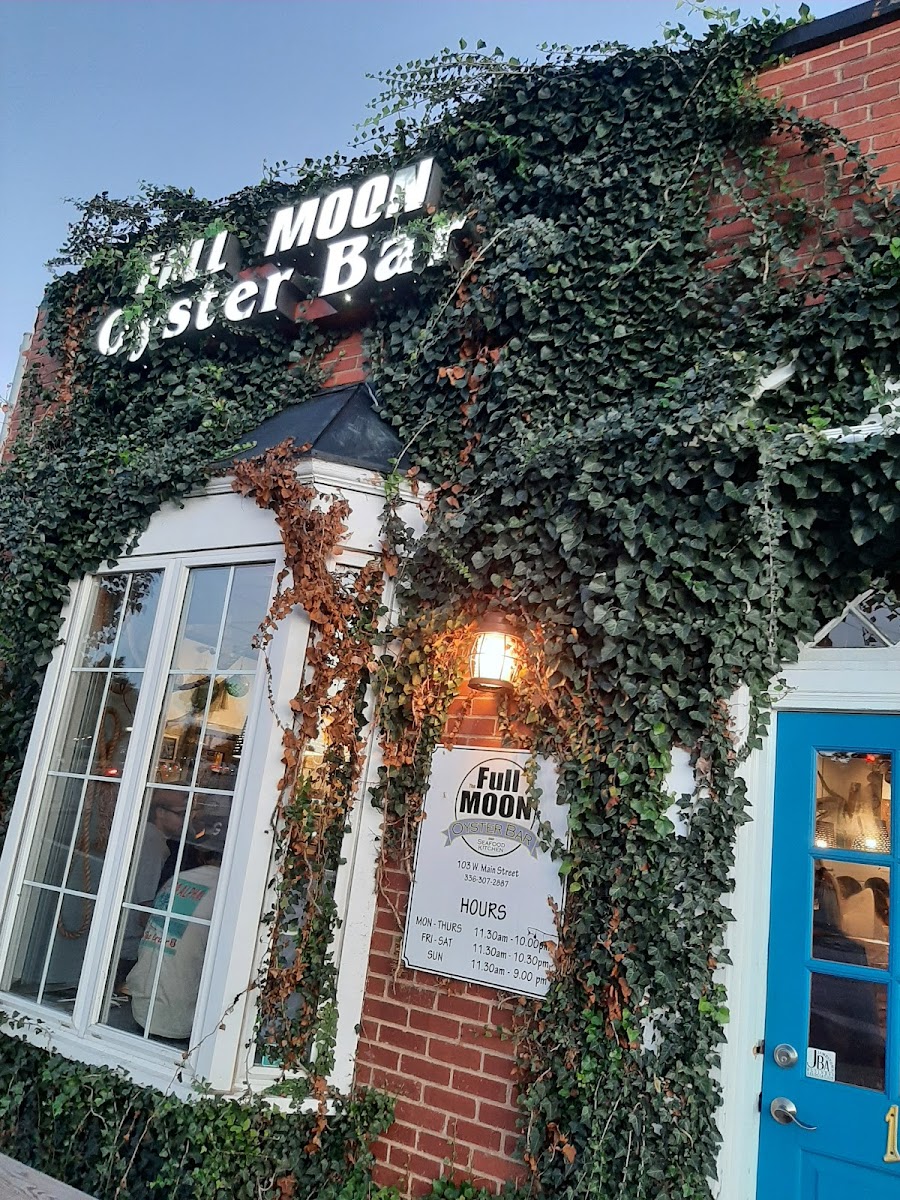 The Full Moon Oyster Bar - Jamestown