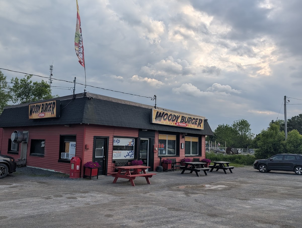 Woody Burger & Pizzeria