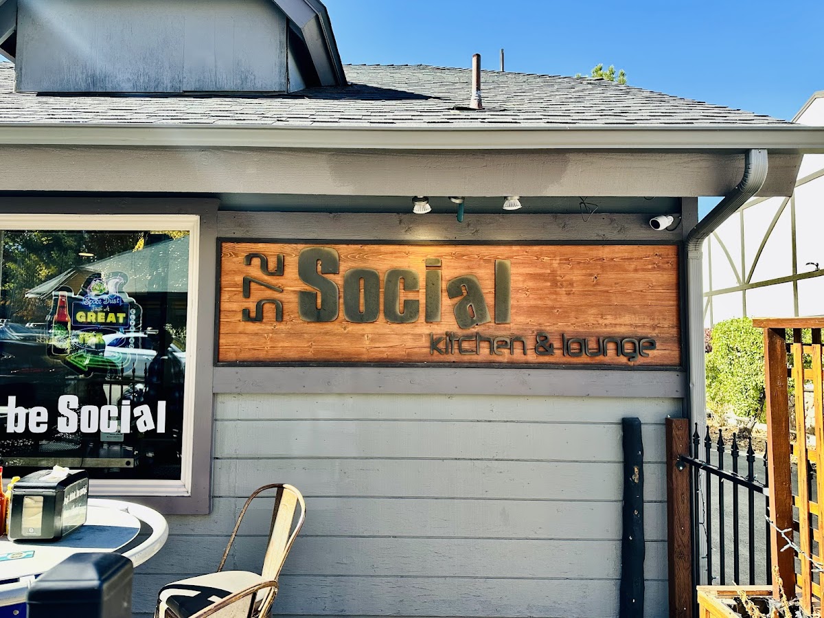 572 Social kitchen & lounge