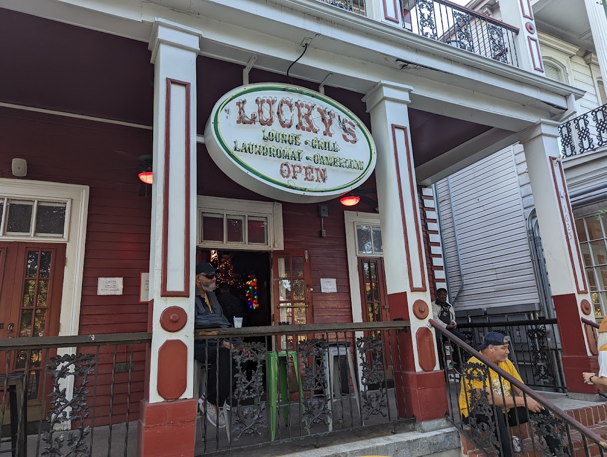 Lucky's Bar