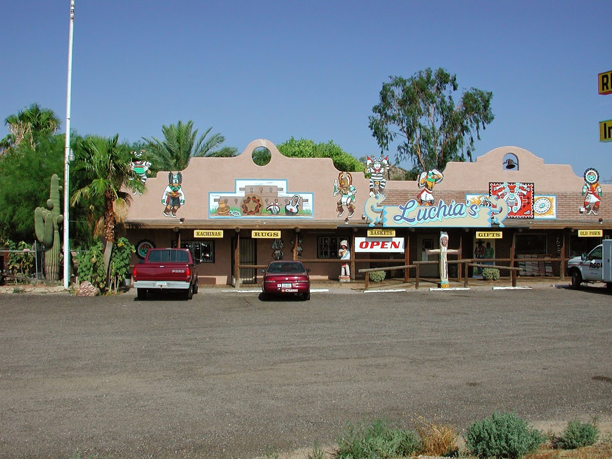 Luchia's Restaurant & Gifts