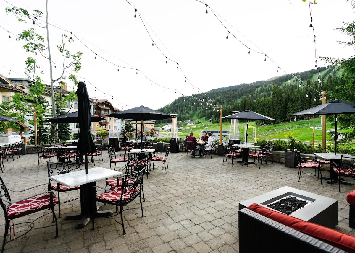 Mantles Restaurant & Lounge