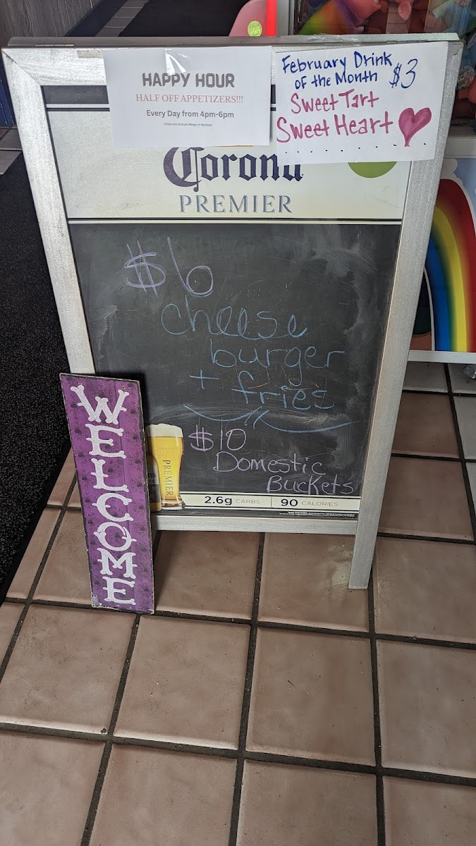 Trade Winds Pub & Eatery - 10