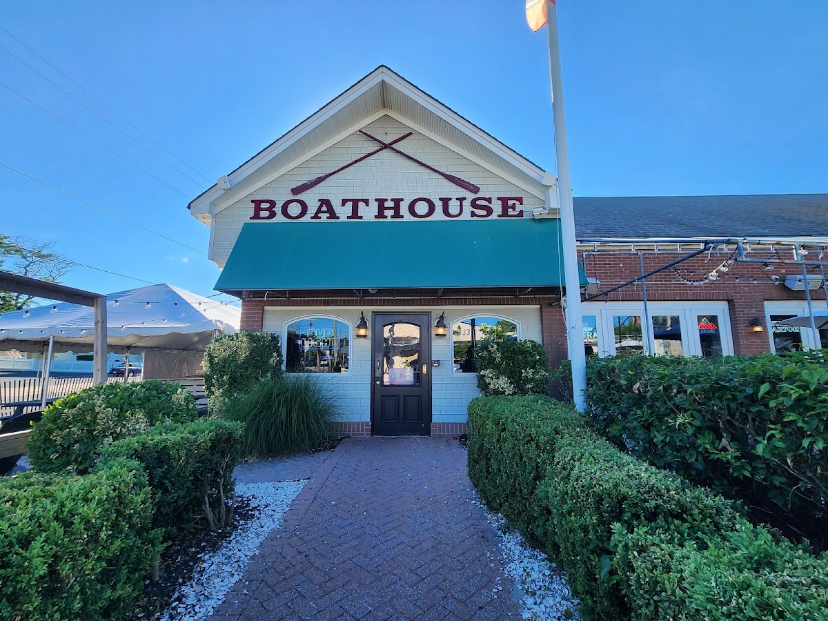 Boathouse Bar & Grill