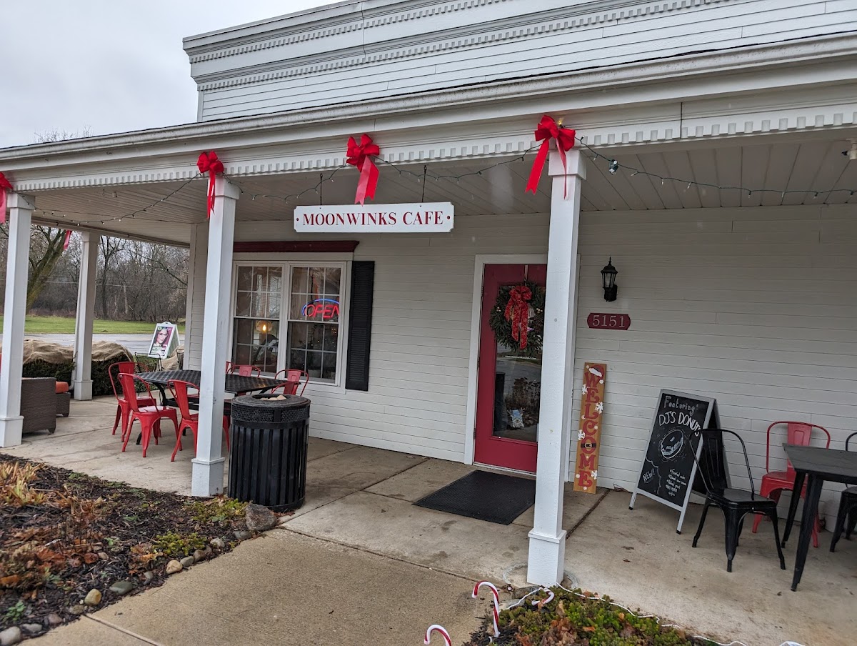 MoonWinks Café and Tavern