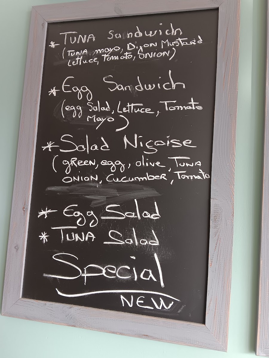 Le Frenchie Cafe - 7