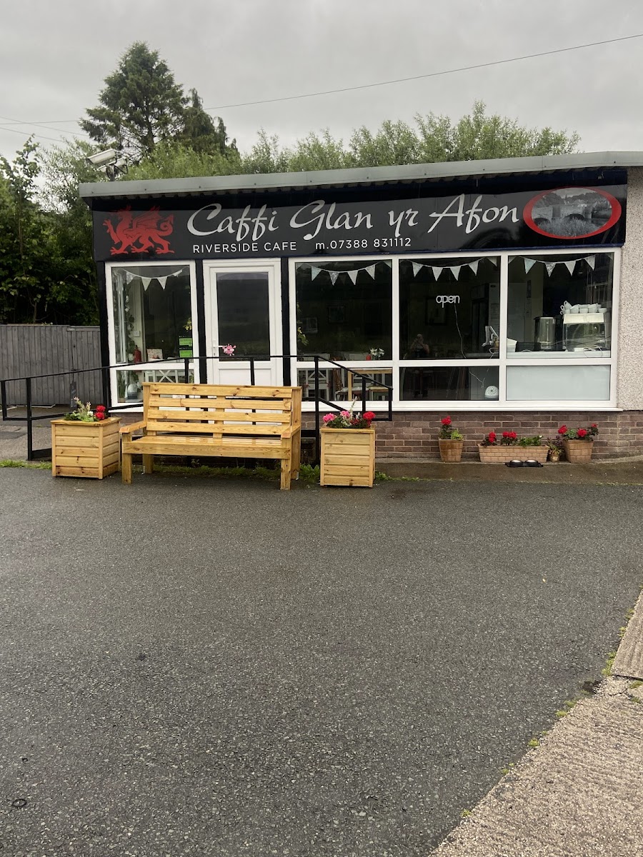 Glan Yr Afon cafe, llanfair TH