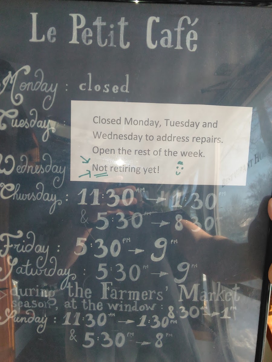 Le Petit Cafe - 3