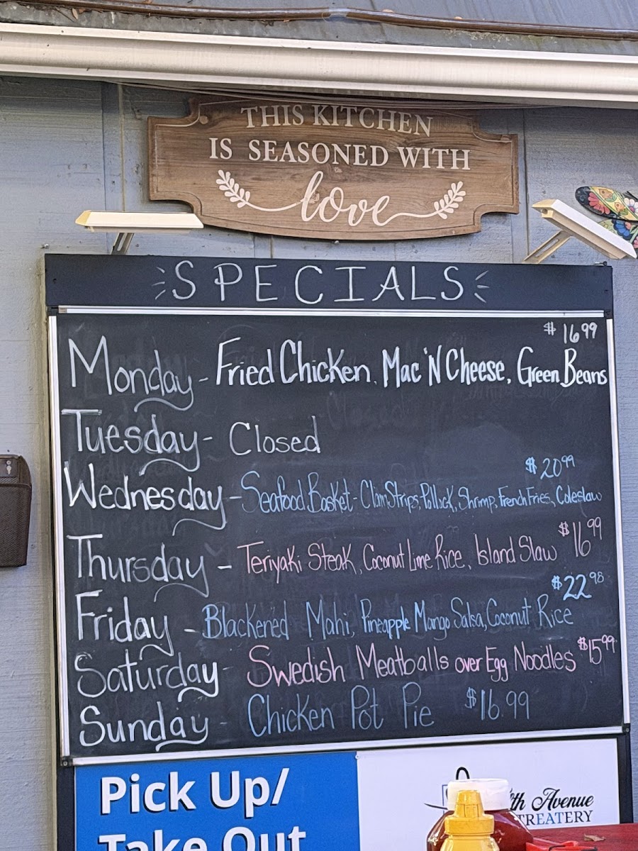 Fifth Avenue Streatery - 7