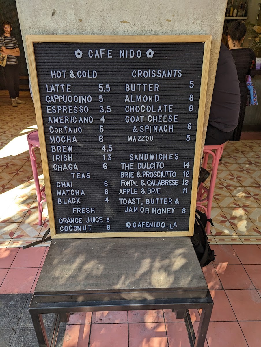 CAFE NIDO: Coffee & Books - 7